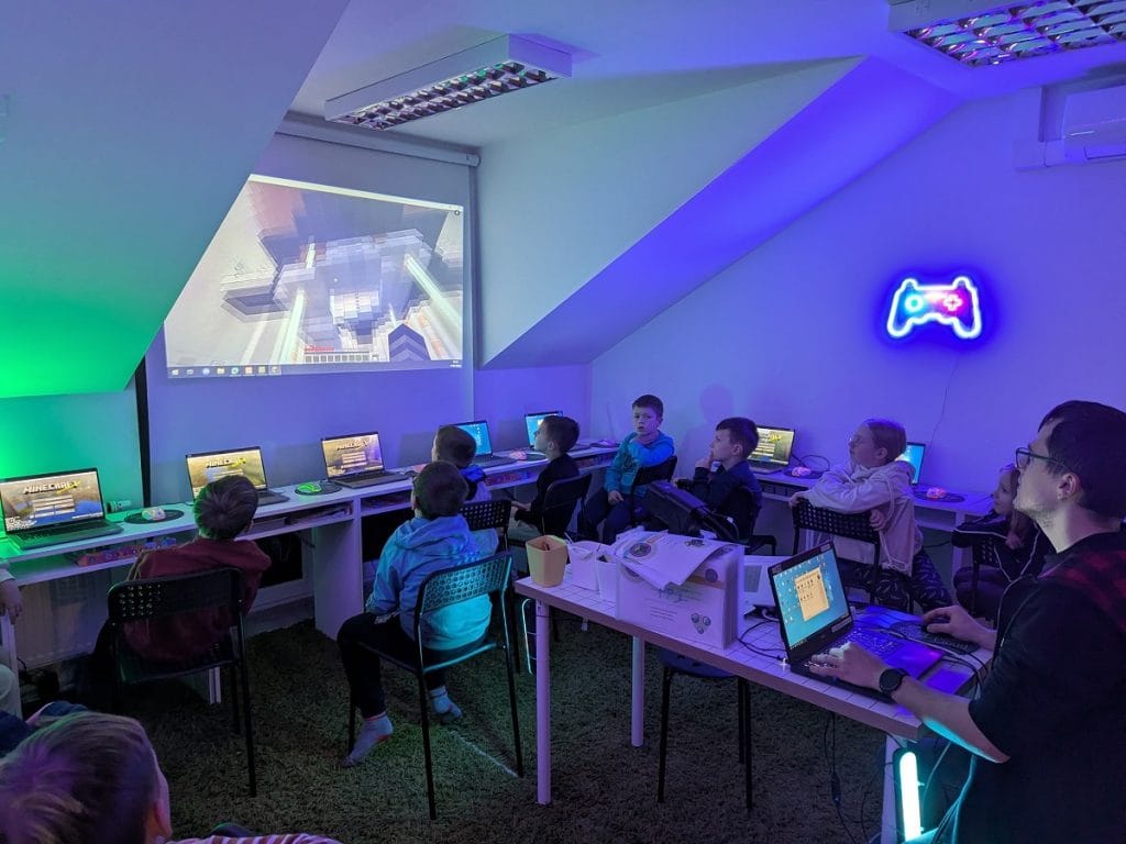 dzieci na 2 pietrze przed rzutnikiem z Bartkiem mindCloud Siedlce